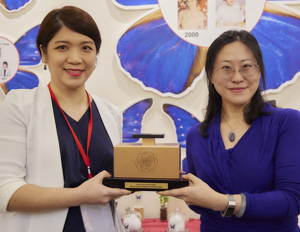 Kristin Chen giving the New Luxury Award for perfume to Shalom Hoang